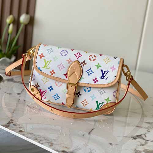 <a href=/lv-pinpai/ target=_blank class=infotextkey>LV新款</a>M27866白彩DIANE手袋