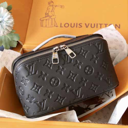 LV压花盥洗袋M11750