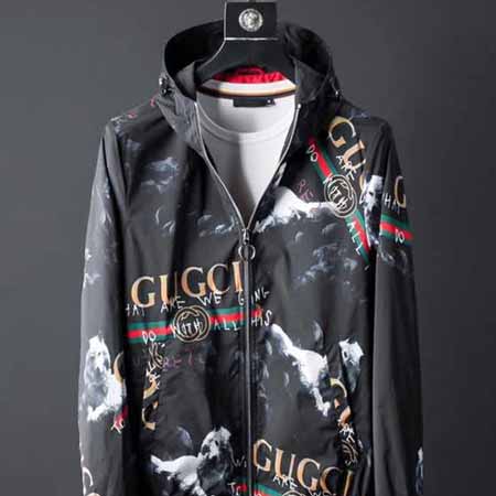 Gucci经典图案贯穿春夏系列迷彩涂鸦装饰<a href=/tag/clothes/jiake.html target=_blank class=infotextkey>夹克</a>