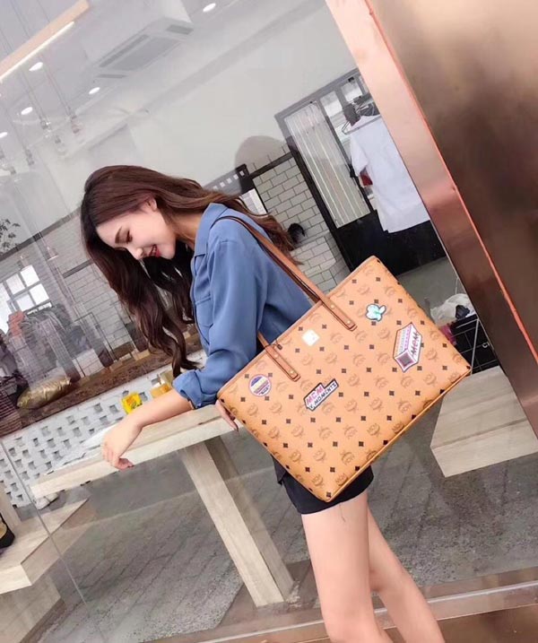 MCM代买印花VICTORY可爱徽章贴图女士购物包 子母包