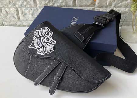 Dior Stussy蜜蜂图案粒面触感牛皮料饰面黑色提花马鞍包