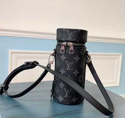 LV Monogram Eclipse 帆布构筑醒目格调瓶套GI0398