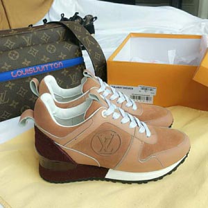 Louis vuitton 路易威登经典款休闲运动鞋 lv女士鞋 官网版面同步更新!lv女士鞋RUN AWAY 运动鞋此款新潮运动鞋在鞋底处采用隐形增高设计,匠心独运。原版开模拼接大底,底厚2CM隐形