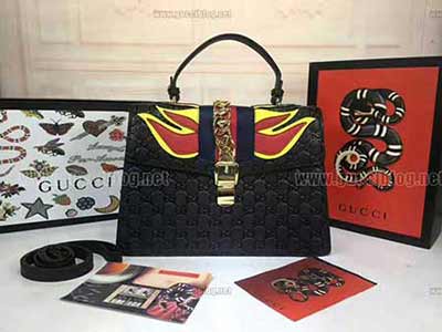 gucci原单品质 新走秀款颇具结构感的一款GG压花配色肩背包