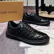 LOUIS VUITTON 路易威登 专柜同步 挺阔流畅大方的楦型设计 以精湛缝线勾勒休闲鞋履的雅致情怀 描写男人自信的轮廓 看似简约的一款 实际做工相当复杂鞋面优选进口牛皮 羊皮里 相当考验工匠的手