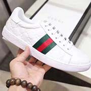 。全套包装。羊里 高等品质 一向专注超高等男鞋制作GUCCI.古奇2017来袭! 鞋面采用进口牛皮压花 舒适柔软羊皮内里!轻便耐磨橡胶防滑大底 上脚超赞随意出入各种场合!百搭系列 标准38-45码 !