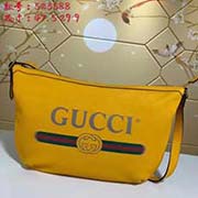 gucci古驰GUCCI2018流行圆底包独特的设计风格 并将街头元素与之结合以带有纹路的柔软皮革制作 包身饰有G标识 这是一种从80年代复古印花取材的复古图案可调节皮革背带 型号：523588尺寸：