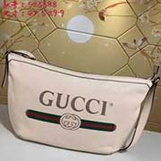 gucci古奇GUCCI2018流行圆底包独特的设计风格 并将街头元素与之结合以带有纹路的柔软皮革制作 包身饰有G标识 这是一种从80年代复古印花取材的复古图案可调节皮革背带 型号:523588尺寸: