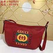 小号 gucci古驰GUCCI2018流行圆底包独特的设计风格 并将街头元素与之结合以带有纹路的柔软皮革制作 包身饰有G标识 这是一种从80年代复古印花取材的复古图案可调节皮革背带 型号：523592