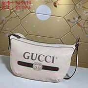 小号 gucci古驰GUCCI2018流行圆底包独特的设计风格 并将街头元素与之结合以带有纹路的柔软皮革制作 包身饰有G标识 这是一种从80年代复古印花取材的复古图案可调节皮革背带 型号：523592