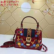 gucci古奇GUCCI新款 怦然心动 全新牛皮哈密瓜纹 精良展现 仙范儿是一定有的 而且比厚重的面料更胜一筹 百看不厌~~真的超级超级美 型号: 470270尺寸:宽20*高14*侧宽8颜色:红色绣
