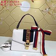 gucci古奇GUCCI新款 新女包哈密瓜纹亮皮时尚绣花 花朵绣花织带手袋 真皮绸丝带单肩斜挎包！青春 活力 诠释高雅新风尚～～真的超级超级美 型号: 421882尺寸：宽25.5*高17*侧宽8颜