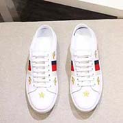 。古奇小白鞋情侣高等版。此款为古奇电绣小白鞋。全套包装 请各位老板看清楚我家鞋子的走线。肯定高等『 Gucci 』古奇 Ace Sneakers小白鞋 再次颠覆了传统小白鞋的设计 N多明星有演绎过 瞬