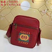 gucci古奇GUCCI新款 男士全牛皮复古标识印花挎包. 灵感源自八十年代的复古印花 将Gucci标识引领至时尚前沿复古风格图案在中号文件袋正面精彩呈现 以柔软的织纹皮革精心打造型号: 523591