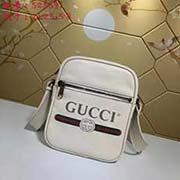 gucci古奇GUCCI新款 男士全牛皮复古标识印花挎包. 灵感源自八十年代的复古印花 将Gucci标识引领至时尚前沿复古风格图案在中号文件袋正面精彩呈现 以柔软的织纹皮革精心打造型号: 523591
