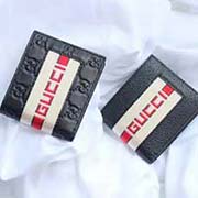 GUCCI古奇 不管是用料 做工 logo 钢印 编码 走线 每一个细节都将古奇的精彩内涵表现得淋漓尽致 质量保证 售后无担忧 原厂材料!实物拍摄 质量如图可见 型号:408827尺寸:12*10*3