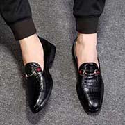  GUCCI 羊皮里官方新版 高等品质 鞋面采用进口头层原版牛皮 内里头层舒适透气羊皮 原版大底 纯手工精细制做 质感一流 肯定好货 只卖懂货的你...黑色 标准码38-45