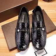 古奇!英文名Gucci 新款新款 官网同步 此款是2017春季巴黎时装周走秀款 惊世骇俗 古奇不一样的感觉 自然不失高雅 鞋面采用头层进口意大利牛皮 头层羊皮内里 穿着透气舒服 古奇霸气 大方 男士的