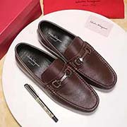 Ferragamo菲拉格慕 中码以下建议拿小一码:男码38/4445可以定做 等级: 代买 材料:头层牛皮。五金装饰扣 不染色牛皮内里 原版橡胶大底 款式类别:豆豆鞋系列 随意出入各种场合 百搭舒适