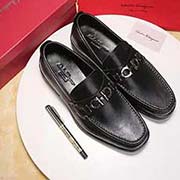 Ferragamo菲拉格慕 中码以下建议拿小一码:男码38/4445可以定做 等级: 代买 材料:头层牛皮 五金装饰扣。 不染色牛皮内里 原版橡胶大底 款式类别:皮鞋鞋系列 随意出入各种场合 百搭舒