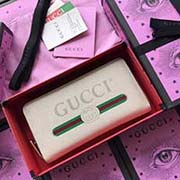 GUCCI古奇 不管是用料 做工 logo 钢印 编码 走线 每一个细节都将古奇的精彩内涵表现得淋漓尽致 质量保证 售后无担忧 原厂材料!实物拍摄 质量如图可见 型号:496317尺寸:19*10.5