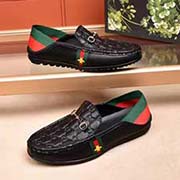  古奇 GUCCI 2018新豆豆鞋 鞋面采用原版小牛皮空压小蜜蜂图案拼接专属五金彰显价值 真羊皮内里 原版底 夏日毕备单品 鞋子360度旋转无压力古奇 新男士豆豆鞋码数38-44 黑色 白色。