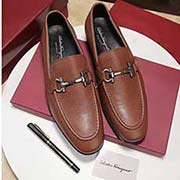 Ferragamo菲拉格慕 中码以下建议拿小一码:男码38/4445可以定做 等级: 代买 材料:头层牛皮 不染色牛皮内里 原版橡胶大底 款式类别:皮鞋鞋系列 随意出入各种场合 百搭舒适 颜色:黑色