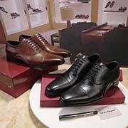 Ferragamo菲拉格慕 中码以下建议拿小一码:男码38/4445可以定做 等级: 代买 材料:头层牛皮 不染色牛皮内里 原版橡胶大底 款式类别:皮鞋鞋系列 随意出入各种场合 百搭舒适 颜色:黑色