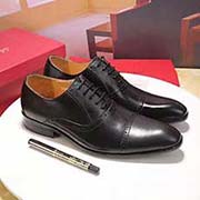 Ferragamo菲拉格慕 中码以下建议拿小一码:男码38/4445可以定做 等级: 代买 材料:头层牛皮 不染色牛皮内里 原版橡胶大底 款式类别:皮鞋鞋系列 随意出入各种场合 百搭舒适 颜色:黑色