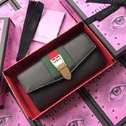 GUCCI古奇 不管是用料 做工 logo 钢印 编码 走线 每一个细节都将古奇的精彩内涵表现得淋漓尽致 质量保证 售后无担忧 原厂材料!实物拍摄 质量如图可见 型号:476084尺寸:19*10*3