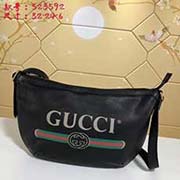 小号 gucci古驰 GUCCI2018流行圆底包独特的设计风格 并将街头元素与之结合以带有纹路的柔软皮革制作 包身饰有G标识 这是一种从80年代复古印花取材的复古图案可调节皮革背带 型号：52359