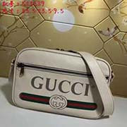 gucci古奇 GUCCI新款 男士全牛皮复古标识印花挎包. 灵感源自八十年代的复古印花 将Gucci标识引领至时尚前沿复古风格图案在中号文件袋正面精彩呈现 以柔软的织纹皮革精心打造型号: 52358