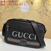 gucci古驰 GUCCI新款 男士全牛皮复古标识印花挎包. 灵感源自八十年代的复古印花 将Gucci标识引领至时尚前沿复古风格图案在中号文件袋正面精彩呈现 以柔软的织纹皮革精心打造型号: 52358