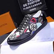 P高等商品 新款LV --男鞋系列--码数38-44 以Vivienne为主打的獨家限定系列 同样也是将高街感与老牌时装文化结合得恰到好处 鞋跟处配有Monogram拉襻 印有Louis Vuitto