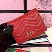  GG marmont 小卡包 采用绗缝进口小牛皮打造 配以人形纹设计 背面配以GG标志 复古金色金属配件尺寸w11xh9x3cm型号：466492 颜色：大红全皮