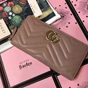 GG marmont 全拉链 采用绗缝进口小牛皮打造 配以人形纹设计 背面配以GG标志 复古金色金属配件尺寸w19.5xh10x2.5cm型号:443123 颜色:裸粉全皮