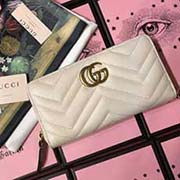 GG marmont 全拉链 采用绗缝进口小牛皮打造 配以人形纹设计 背面配以GG标志 复古金色金属配件尺寸w19.5xh10x2.5cm型号:443123 颜色:米白全皮