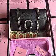 GUCCI高等原单一个结构性超小型包 虎头扣装饰与晶莹剔透施洛华国际奇水晶装饰可拆掉链子当小手包或钱包使用 钥匙圈的细节可以用来将这个袋子固定在大包上或者当腰包型号: 476430 颜色:克双色皮 尺