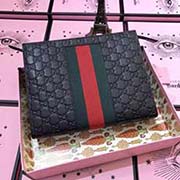 GUCCI爆款男士大气手拿包 采用进口头层牛皮 标志性GG织带超大容量 携带方便 男士毕备 原单品质．做工精细．实物拍摄 型号：475316 颜色：克压花皮 尺寸：26*20*6cm