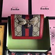 GUCCI新玛格丽特皇后卡包小钱包 原单!美到淋漓尽致无可挑剔 !装饰精美标志象征智慧和爱的蜜蜂装饰配以珍珠和水晶!采用原厂皮革精心打造 个卡片隔层 个拉链隔层型号:476072 颜色:啡胶红皮