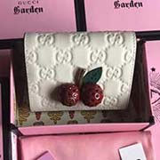 GG Garden纪念品 ~盛夏 『樱桃』系列新款!Gucci Signature皮革 一个三维的樱桃配件 镶嵌晶体矗立GG标志 樱桃饰品镶嵌晶体 獨家定制真品五金对版樱桃现货实拍细节采用意大利进口牛
