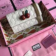 GG 日本限定版米白樱桃小包 Gucci Signature皮革 古色古香的金色硬件 樱桃饰品镶嵌晶体 链式肩带 超细纤维内衬 獨家定制真品五金对版樱桃 铜制链条钥匙扣现货实拍细节能放下4.7手机