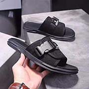 一字拖P2018PRADA最新款拖鞋普拉达最新款原版凉鞋 原版代购 @ 可对比市场任何版本 高质量 原版橡胶厚底 标准码数：38-44 黑色。
