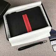 PRADA限量版男士手包 专柜新款式 官网同步 2NG005 黑色红色彩带鳄鱼皮 意大利高等原单十字纹牛皮质感极好 内里进口羊皮 原单Lampo拉链 原单 彩带鳄鱼皮更显高等 长28cm高18cm