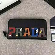 PRADA男士单拉链钱包 专柜新款式 官网同步 2ML317 黑色 意大利高等原单十字纹牛皮质感极好 特别的大字唛设计凸显个性