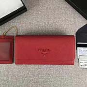 PRADA新款女士翻盖钱夹 专柜新同色标志 经典之作 配链条和两个信用卡插袋的可拆卸证章夹 官网同步 1MH132 大红同色标志 意大利高等原单十字纹牛皮质感极好 长18.7cm高9.5cm