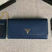 PRADA经典爆款女士翻盖钱夹 配链条和两个信用卡插袋的可拆卸证章夹 官网同步 1MH132 宝蓝散字唛 意大利高等原单十字纹牛皮质感极好 进口镀金金属五金配件 长18.7cm高9.5cm