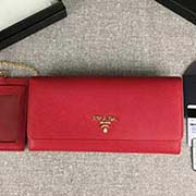 PRADA经典爆款女士翻盖钱夹 配链条和两个信用卡插袋的可拆卸证章夹 官网同步 1MH132 大红散字唛 意大利高等原单十字纹牛皮质感极好 进口镀金金属五金配件 长18.7cm高9.5cm