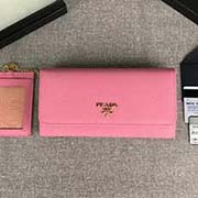 PRADA经典爆款女士翻盖钱夹 配链条和两个信用卡插袋的可拆卸证章夹 官网同步 1MH132 樱花粉散字唛 意大利高等原单十字纹牛皮质感极好 进口镀金金属五金配件 长18.7cm高9.5cm
