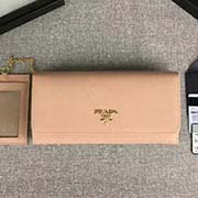 PRADA经典爆款女士翻盖钱夹 配链条和两个信用卡插袋的可拆卸证章夹 官网同步 1MH132 裸粉散字唛 意大利高等原单十字纹牛皮质感极好 进口镀金金属五金配件 长18.7cm高9.5cm